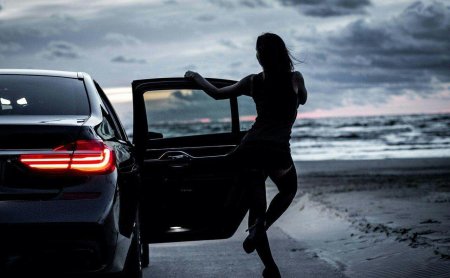 Девушка около машины