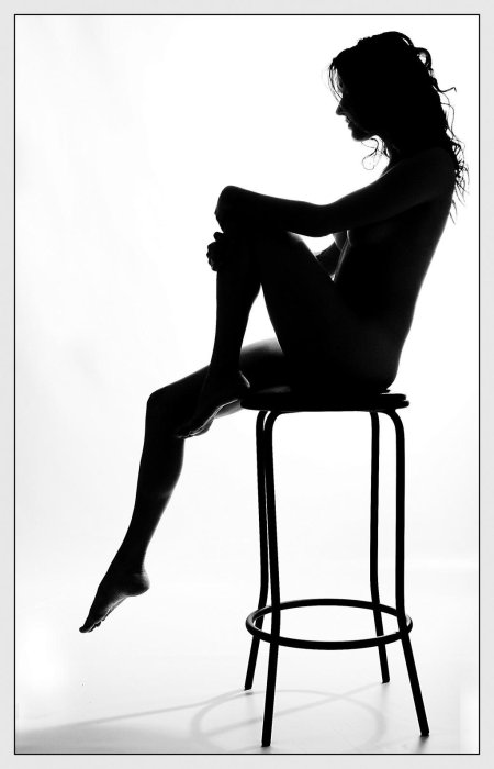 Девушка сидит в профиль