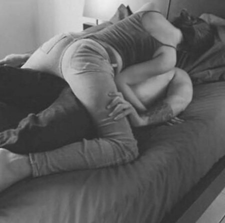 Парень лежит на девушке