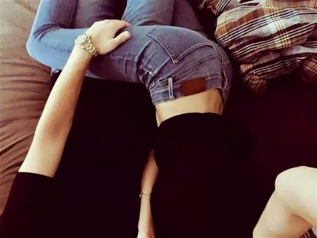 Девушка обнимает ногами