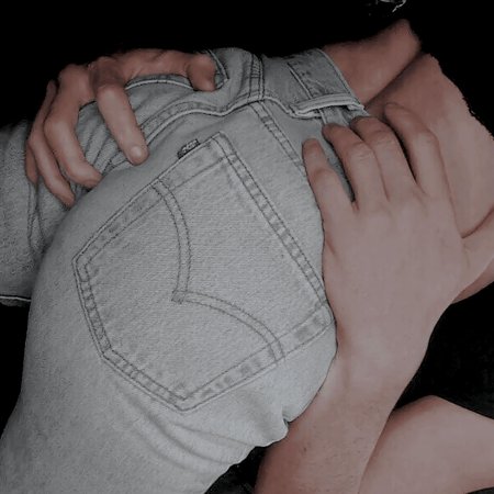 Лапает девочку