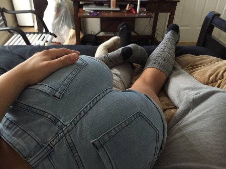 Ноги девушки на парне