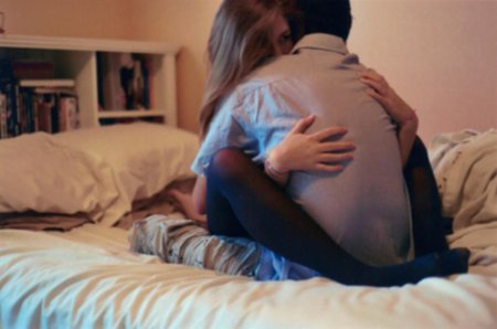 Обняла ногами