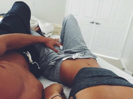 Девушка с парнем без лица