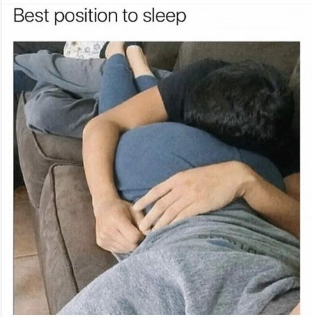 Парень спит на попе девушки