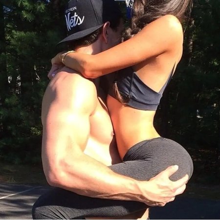 Накаченный парень с девушкой