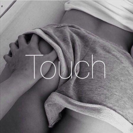 Девушка закинула ногу на парня