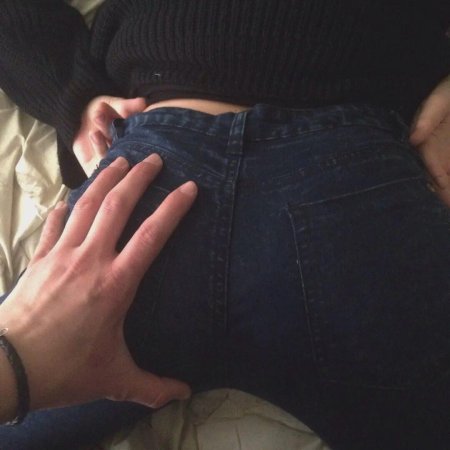 Рукой за попу