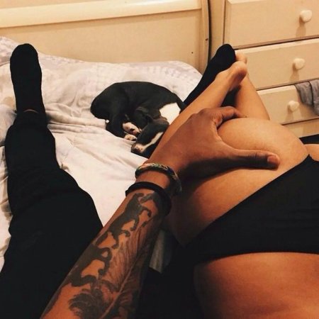 Парень и девушка в кровати