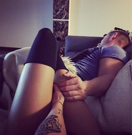 Женские ножки на мужчине