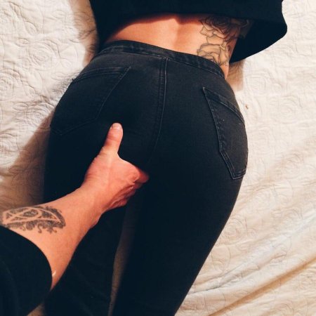 Сжал ягодицы девочки