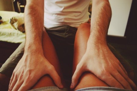 Гладит ножки