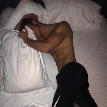 Мужская спина на кровати