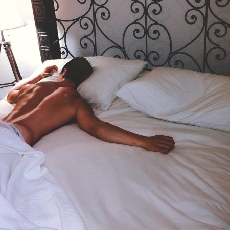 Мужчина в кровати