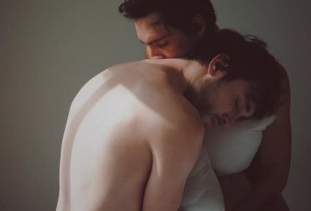 Парни обнимаются