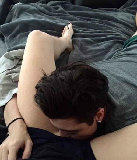 Красивый парень спит