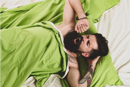 Бородатый парень в постели