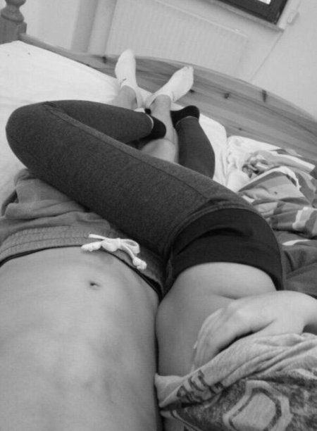 Мужские ноги на кровати