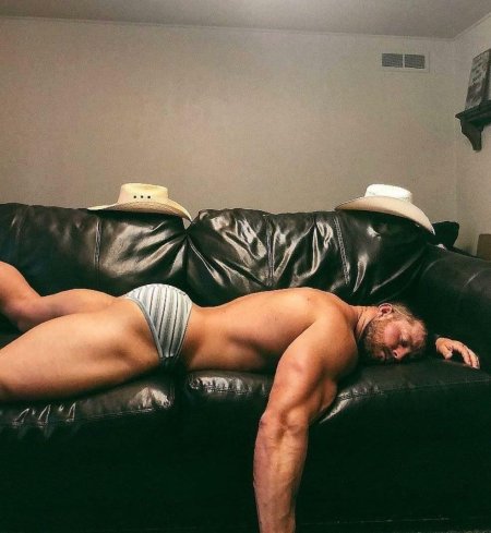 Накаченные парни в постели