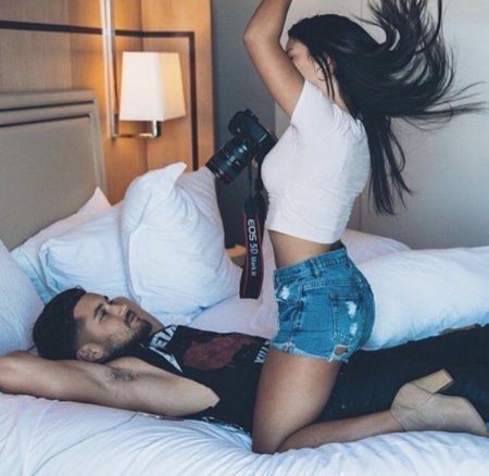 Девушка сидит на парне