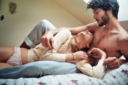 Мужчина лежит на коленях у девушки