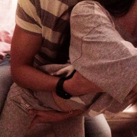 Парень обнимает девушку