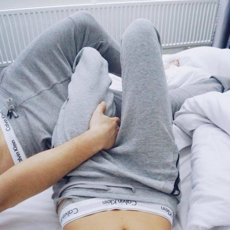 Ноги девушки на парне