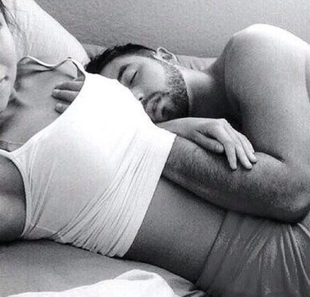 Обнимашки в кровати