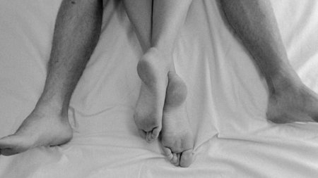 Целует ножки