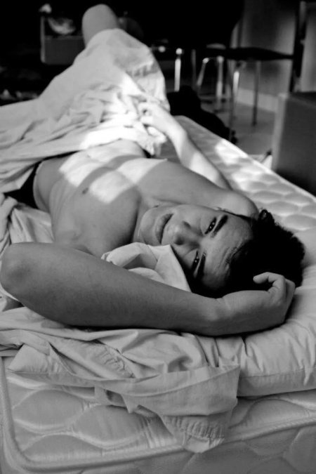 Парень спит