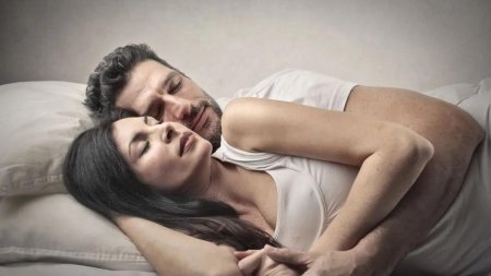 Объятия в постели