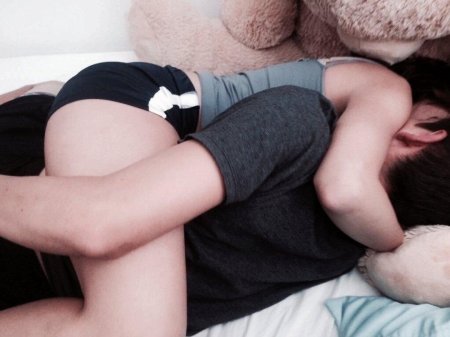 Девушка спит на парне