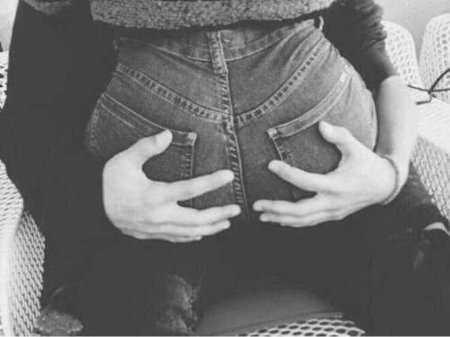 Парень лежит на попе девушки