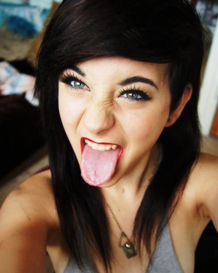 Девушка с высунутым языком