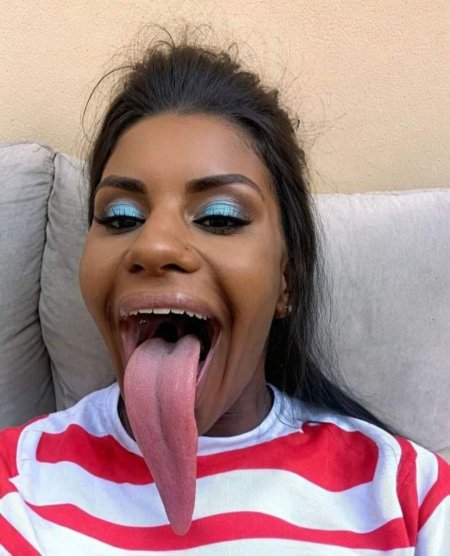 Красивые девушки с длинными языками