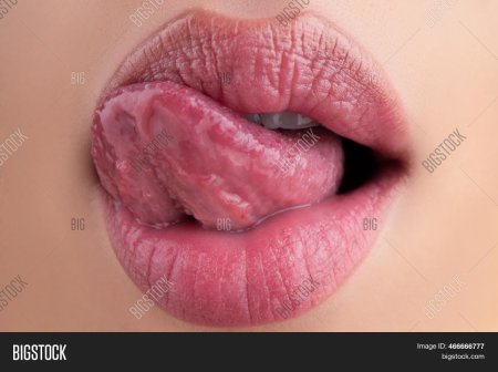 Женские губы с языком