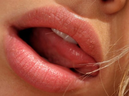 Красивые женские губы