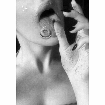 Красивые девушки с языком