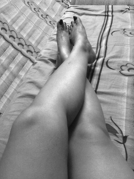Женские ножки на кровати