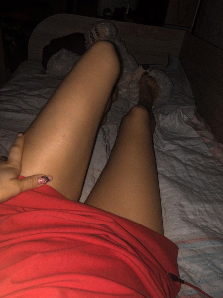 Ноги девушек в кровати