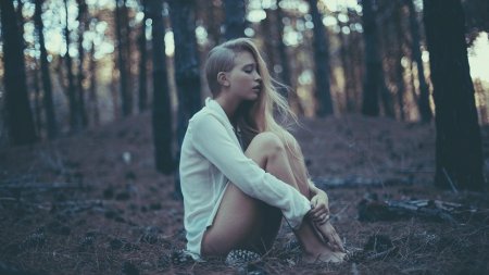 Девушка в лесу