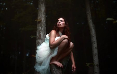 Девушка в лесу