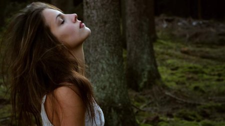 Женщина в лесу
