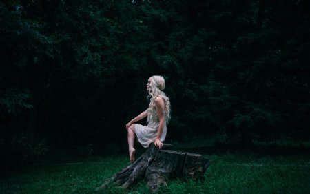 Блондинка в лесу