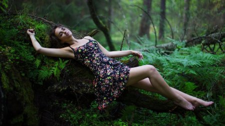 Девушка в лесу