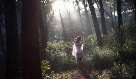 Девушка в лесу