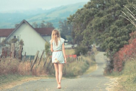Девушка босиком по дороге