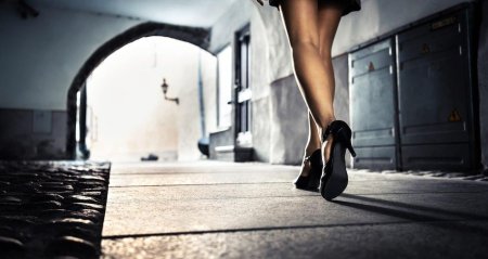 Девушка идет по коридору