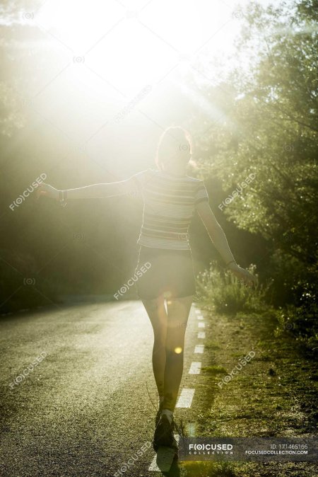 Девушка на дороге к солнцу фото