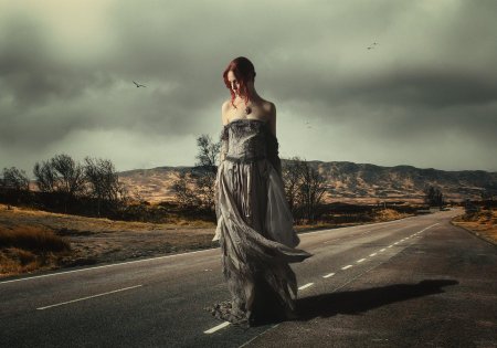 Девушка на дороге